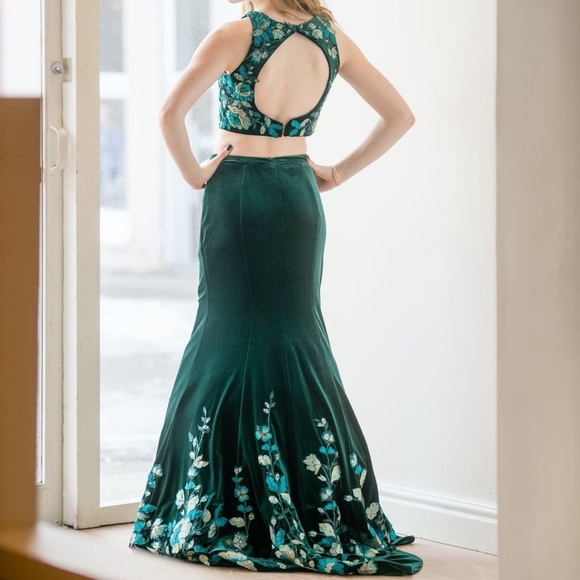 Mon Cheri 'Ellie Wilde' Floral Velvet Two-Piece Gown - Picture 4 of 10